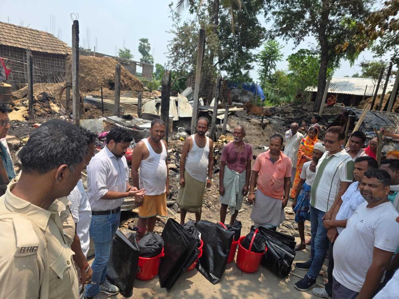 बरारी के सिक्क्ट में अगलगी की घटना में तीन परिवारों का घर, दुकान जला