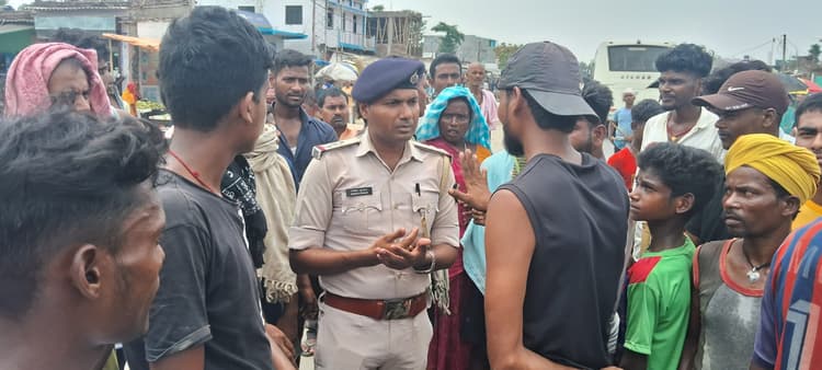 सड़क हादसे में युवक की मौत, परिजनों ने छह घंटे तक किया सड़क जाम