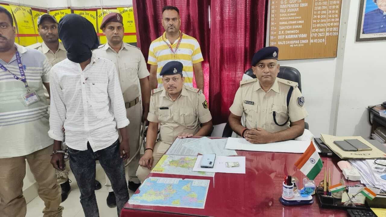 मोबाइल चोरी के आरोप में डेल्हा का युवक गिरफ्तार