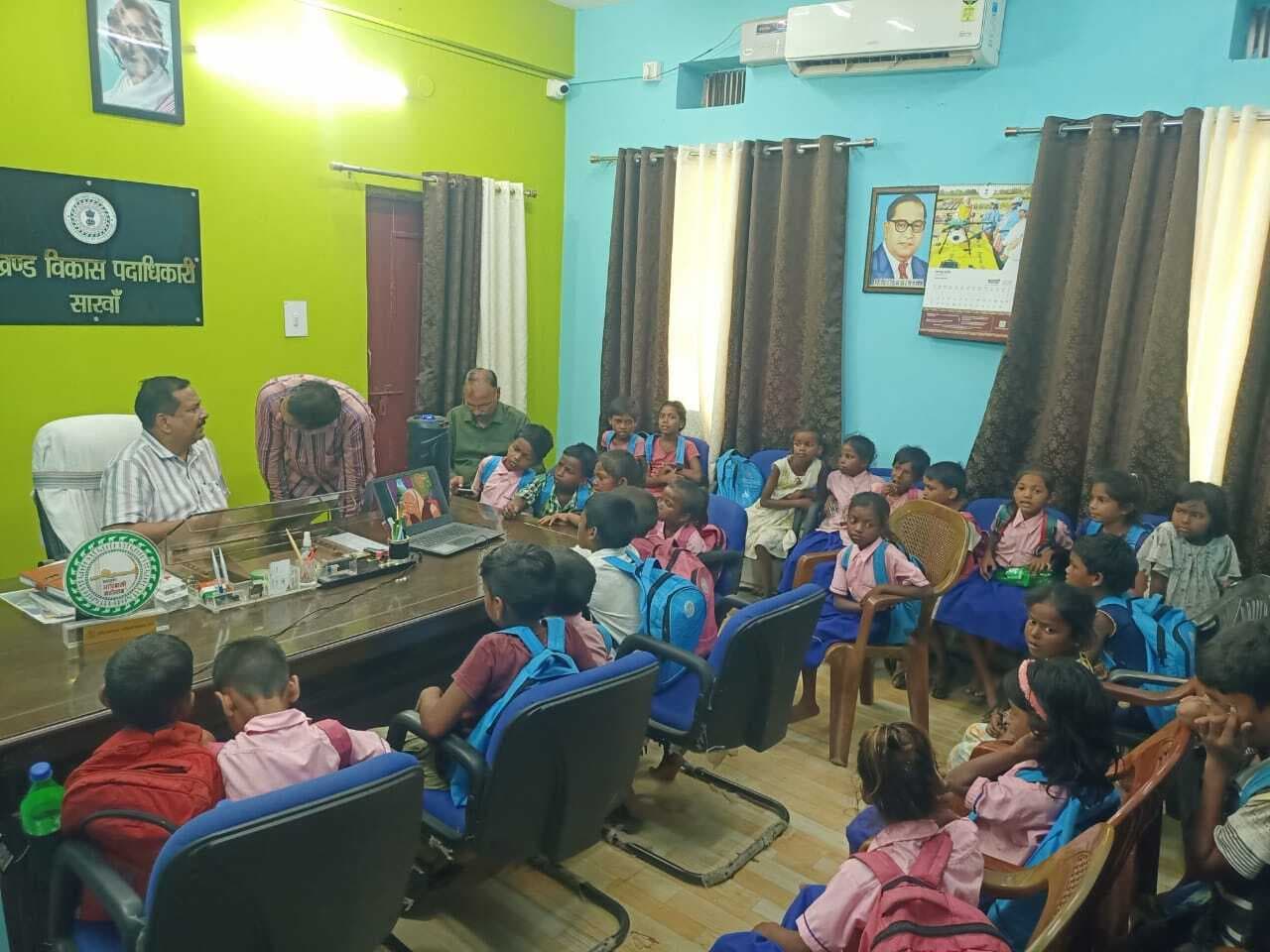 शैक्षणिक भ्रमण के लिए ब्लॉक पहुंचे स्कूली बच्चे