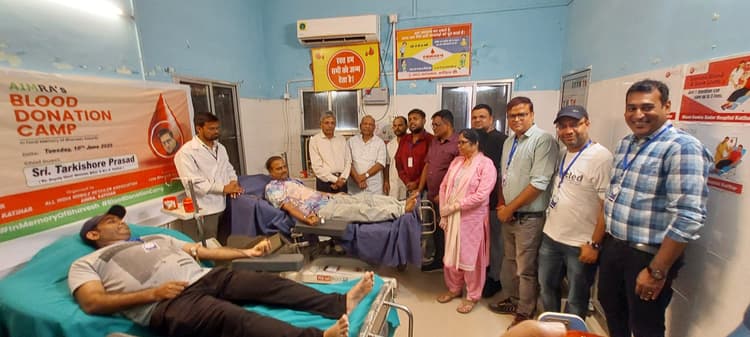 ऑल इंडिया मोबाइल रिटेलर्स एसोसिएशन ने ब्लड सेंटर में रक्तदान शिविर का आयोजन