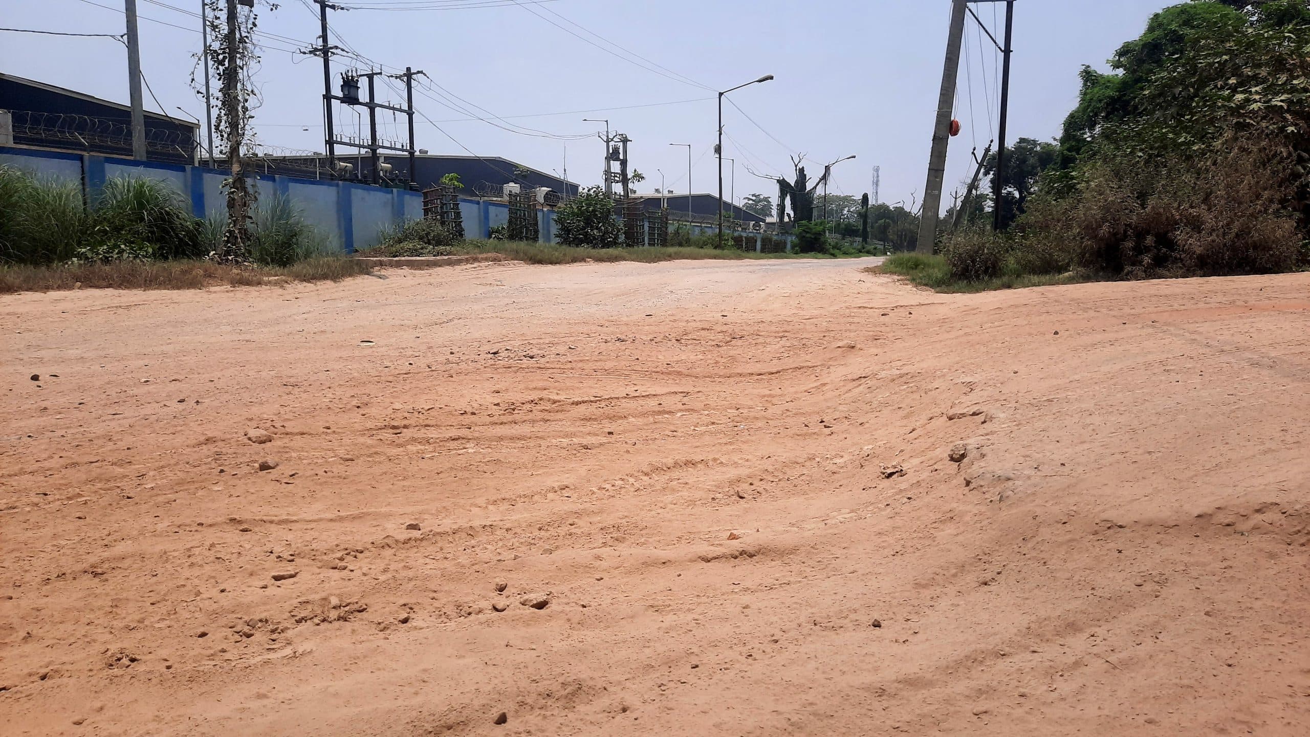 खतरनाक गड्ढे और जर्जर सड़कें: बेला औद्योगिक क्षेत्र के उद्यमी त्रस्त