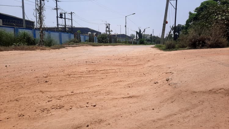 खतरनाक गड्ढे और जर्जर सड़कें: बेला औद्योगिक क्षेत्र के उद्यमी त्रस्त