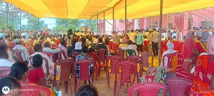 जनता दरबार में विधायक ने सुनीं लोगों की समस्याएं