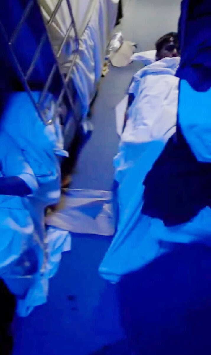 सप्तक्रांति में खेल : एसी कोच में तकिया कंबल के साथ फर्श पर सोकर यात्रा कर रहे लोग