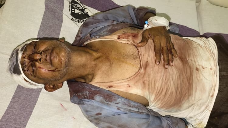 बुजुर्ग माता- पिता को कमरे में कैद कर खंती से मारकर किया अधमरा, दोनों की हालत नाजुक