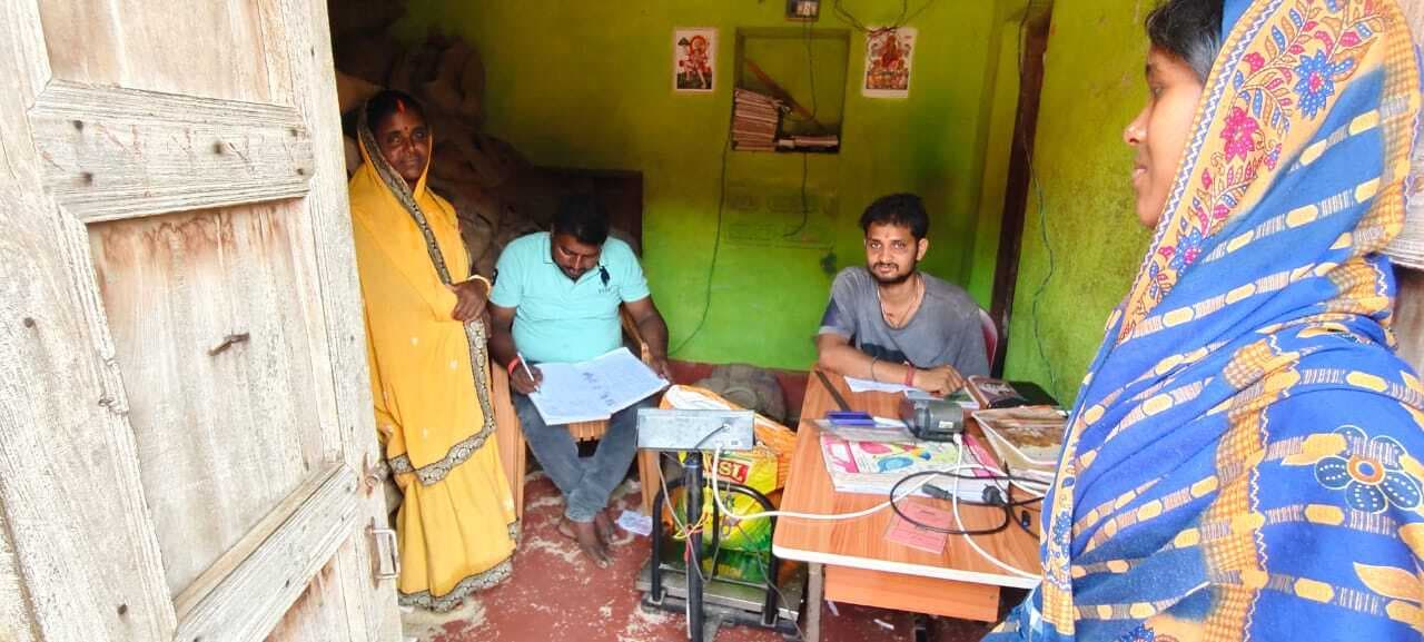 मुखिया ने तय मात्रा में अनाज वितरण का दिया निर्देश