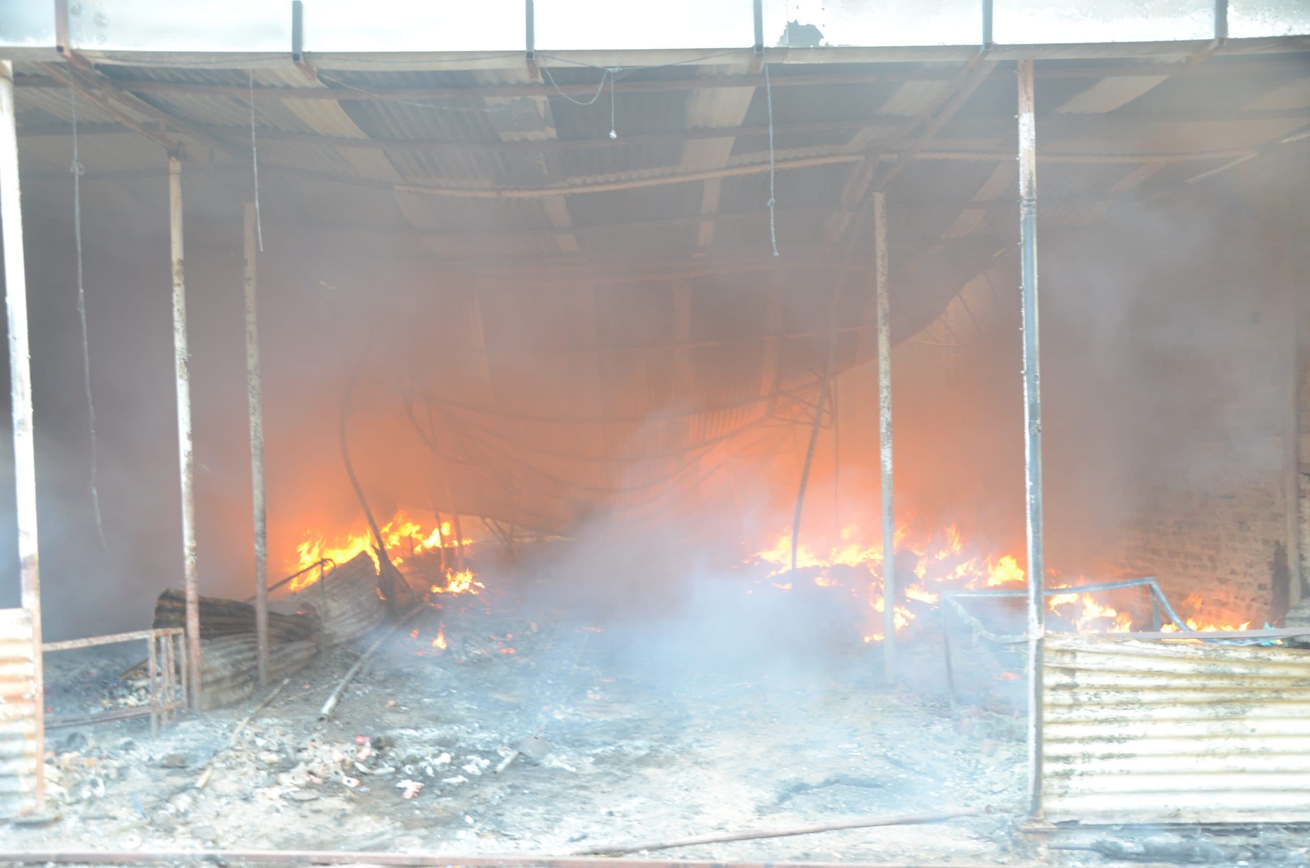 आग का तांडव : शॉर्ट सर्किट से दो दुकानें जलकर राख, चपेट में आयी तीन मंजिला बिल्डिंग को पहुंचा नुकसान