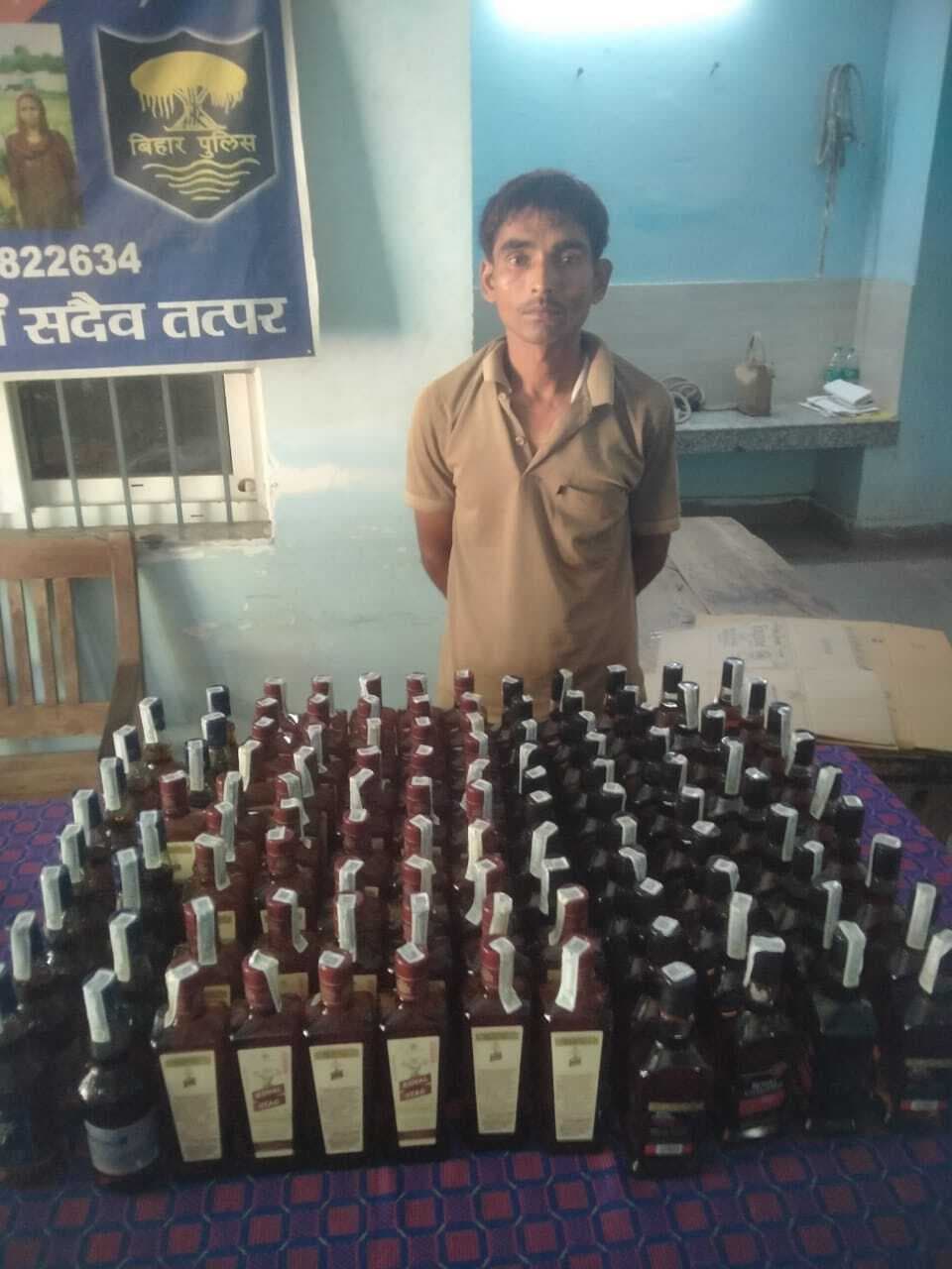 विदेशी शराब के साथ तस्कर गिरफ्तार, टोटो जब्त