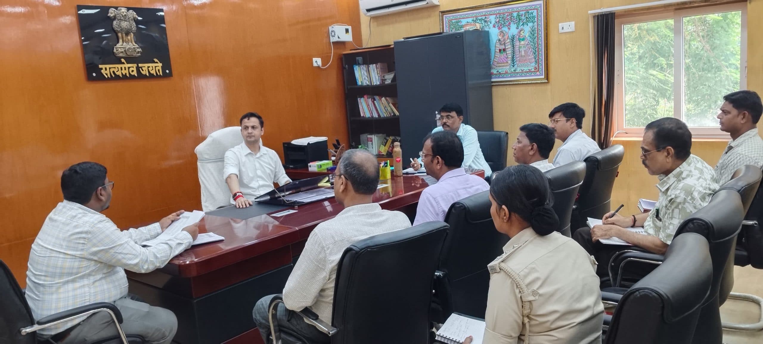 Madhubani News : डीएम ने पौधरोपण के कार्यों, लक्ष्यों की प्राप्ति व भविष्य की योजनाओं की समीक्षा