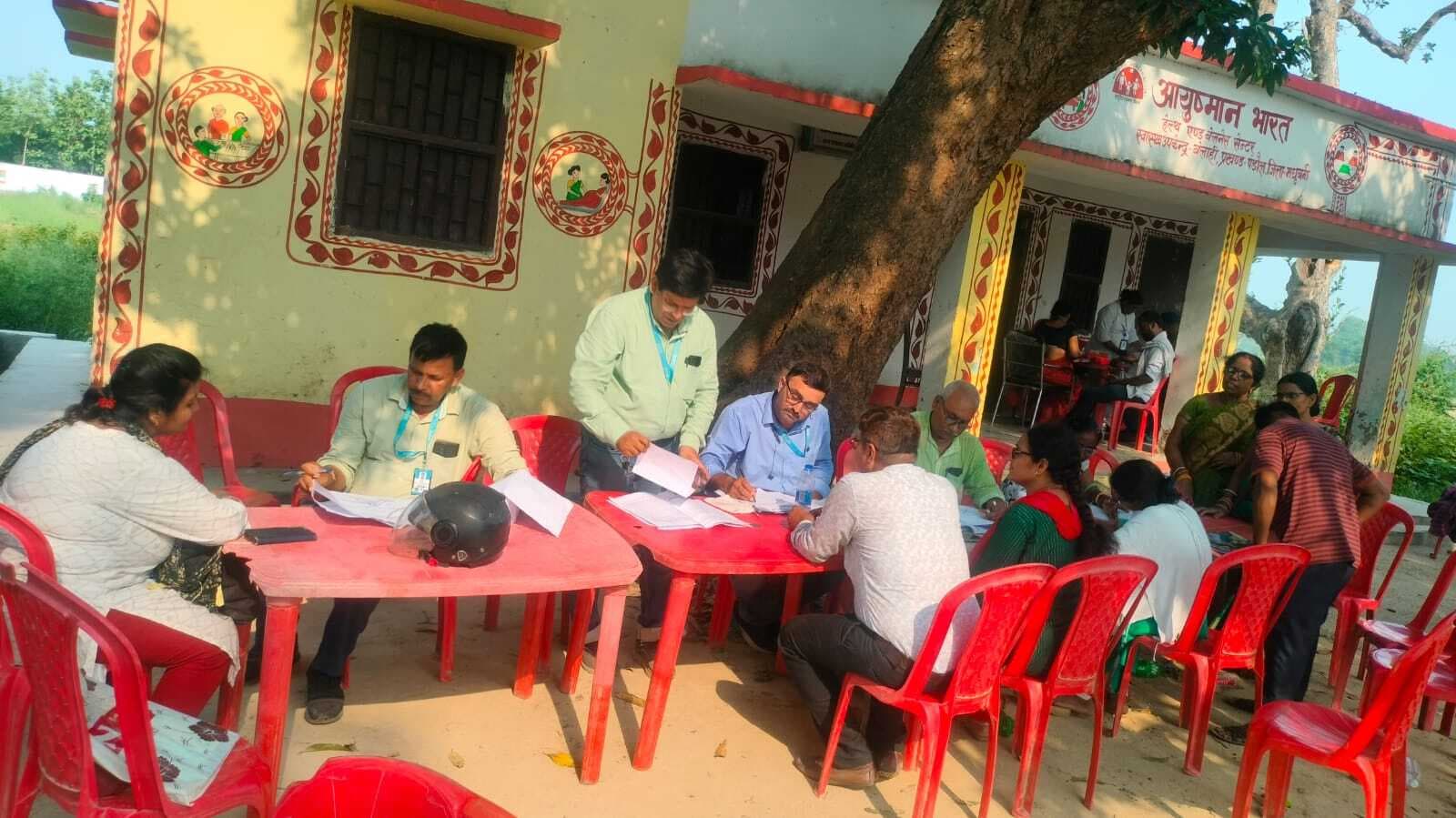 Madhubani News : चिकित्सक ने एएनएम व आशा फेसिलिटेटर के साथ की बैठक