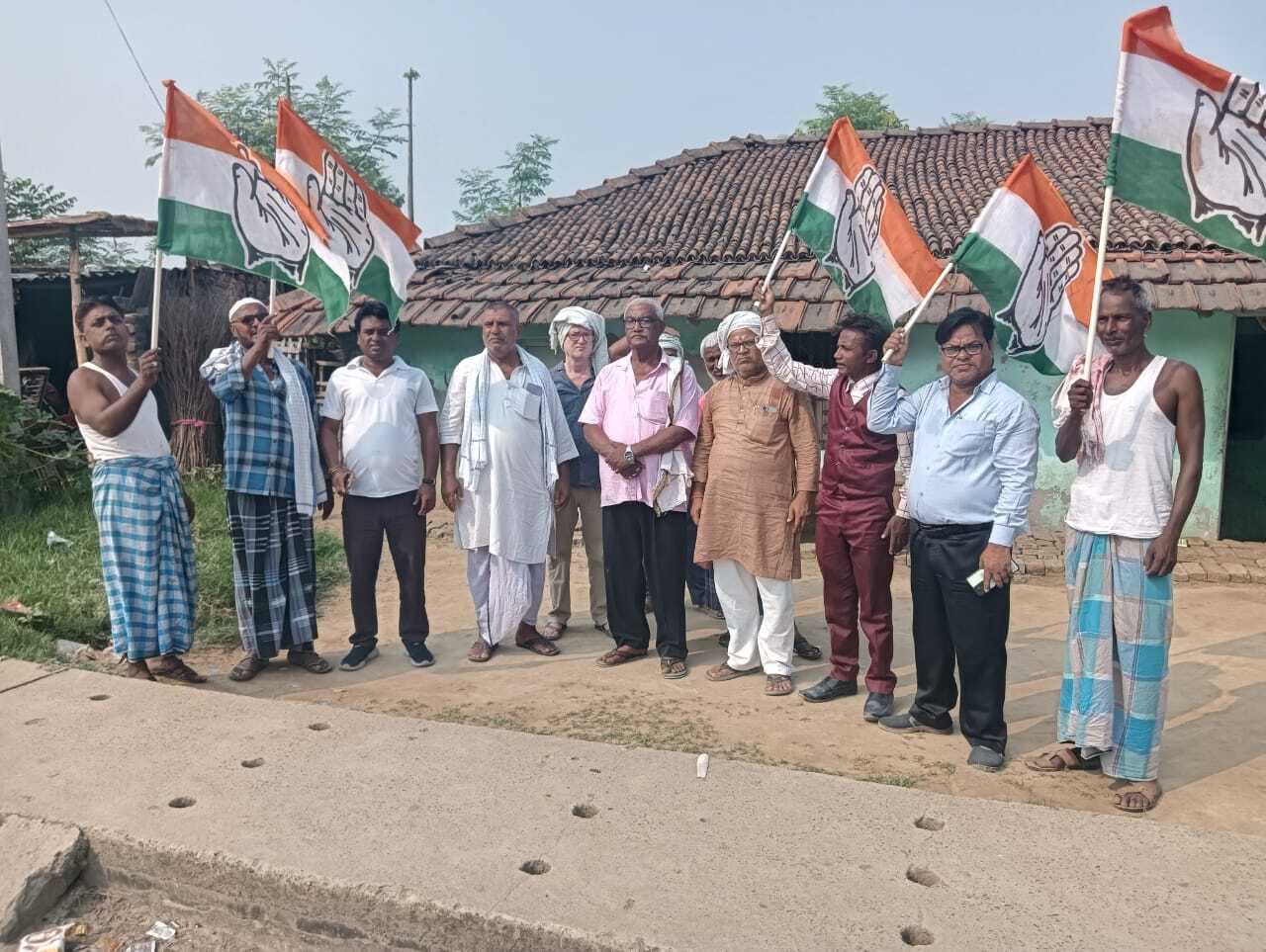 Madhubani News : कांग्रेस कार्यकर्ताओं ने चलाया हर घर तिरंगा कार्यक्रम