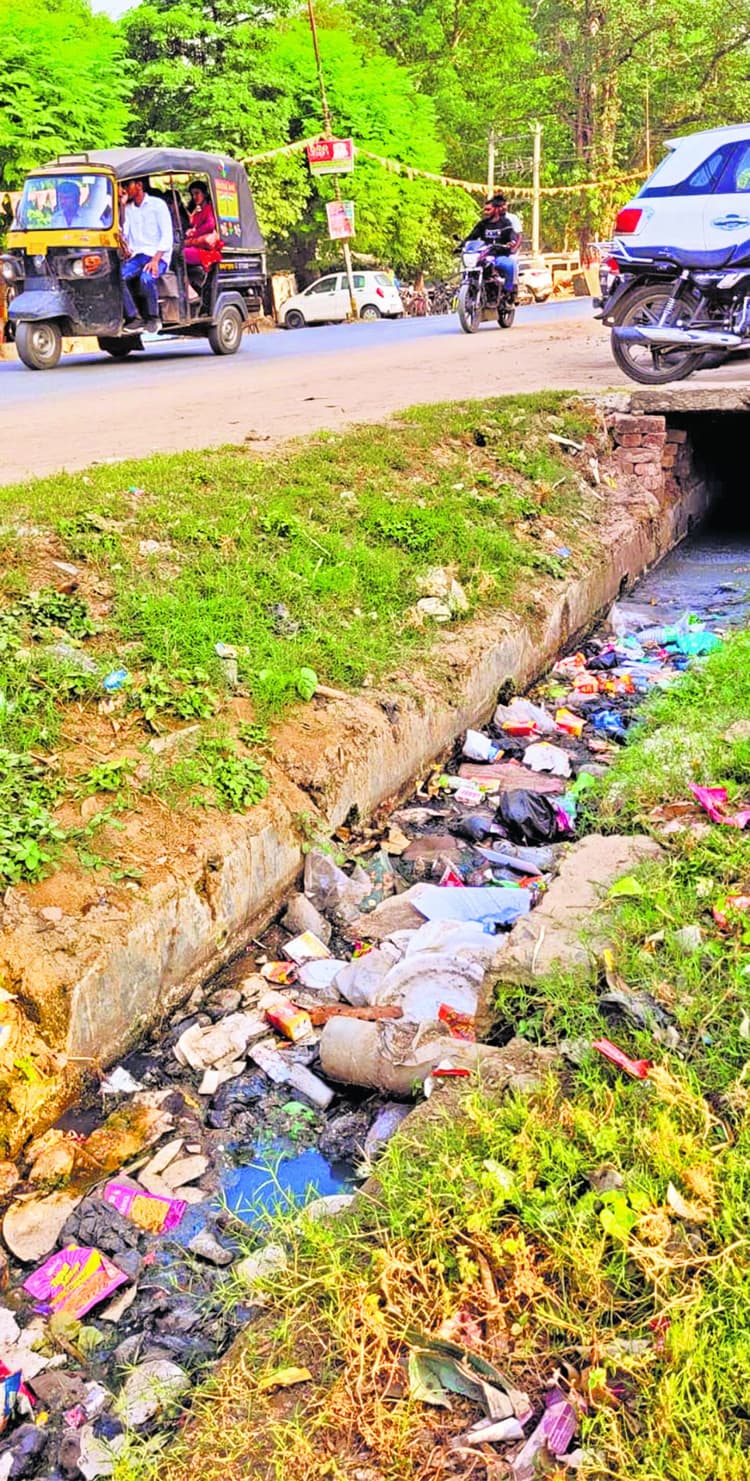 Gaya News : बरसात से पहले नाली-नालों की सफाई में जुटा नगर पर्षद