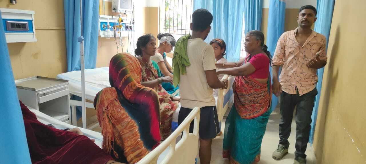 ई-रिक्शा पलटने से आधा दर्जन यात्री जख्मी