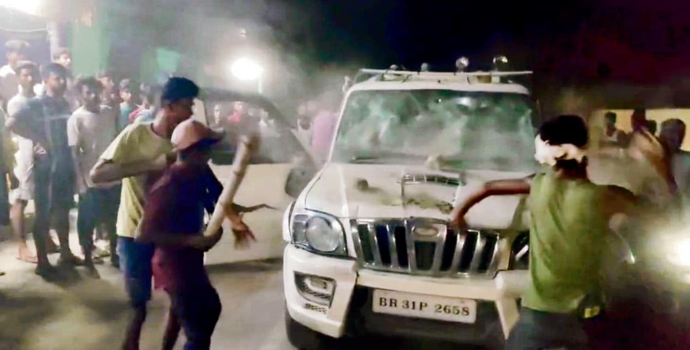 Hajipur News : सहदेई में स्काॅर्पियो ने चार लोगों को कुचला, एक की मौत, वाहन को किया आग के हवाले