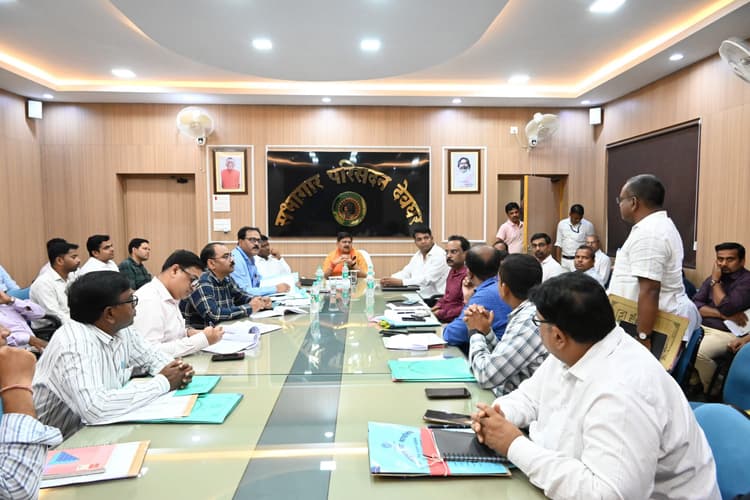 योजनाओं के संचालन में आ रही समस्याओं को दूर करें, कार्य में तेजी लायें : राज सिन्हा