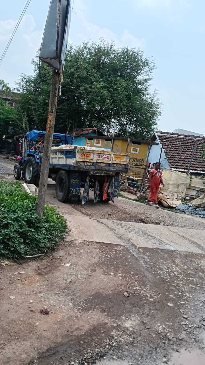 Chaibasa News : डीसी अधिकारियों संग कर रहे थे बैठक, बाहर में धड़ल्ले से चल रही थी बालू की अवैध ढुलाई