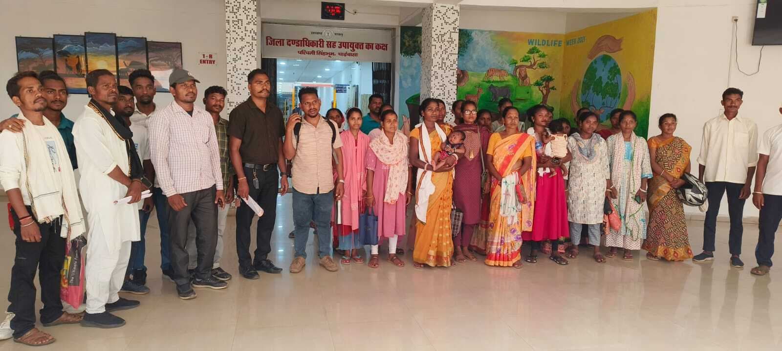 Chaibasa News : 150 मजदूरों से काम करा नहीं दिया वेतन, श्रम अधीक्षक से गुहार