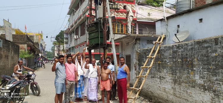 बार-बार बिजली गुल होने से परेशान लोगों ने किया प्रदर्शन