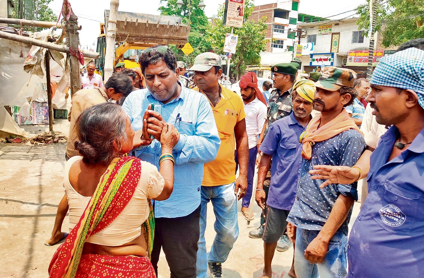 Hajipur News : दुकान को तय स्थान पर ले जाएं दुकानदार