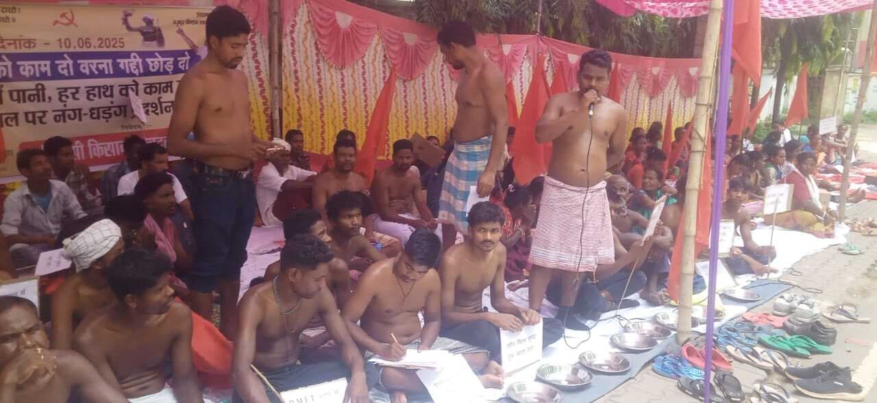 Chaibasa News : युवाओं को रोजगार नहीं, सिंचाई के बिना खेत बंजर, पलायन कर रहे आदिवासी