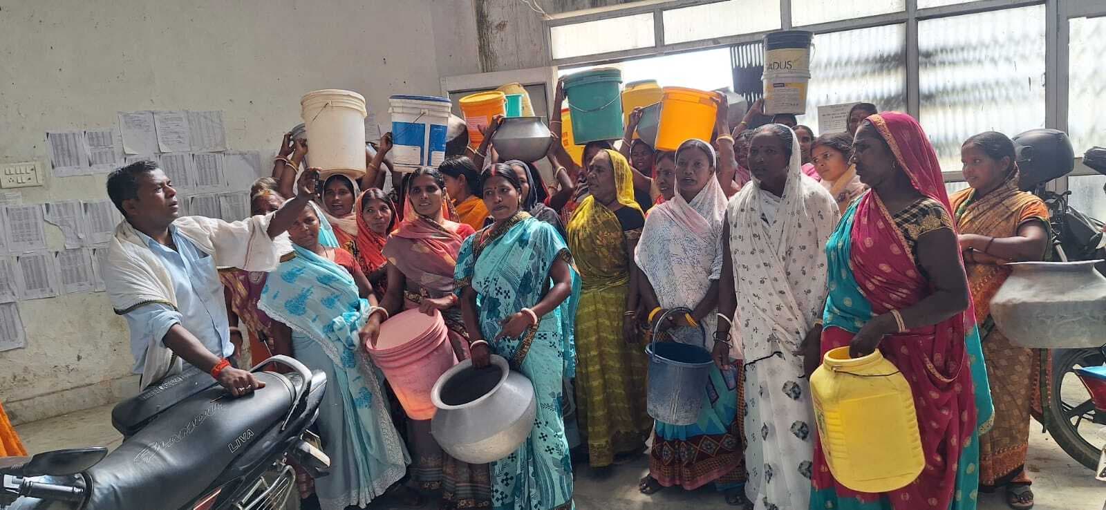 जल संकट दूर नहीं होने पर महिलाओं ने प्रखंड कार्यालय पर किया प्रदर्शन