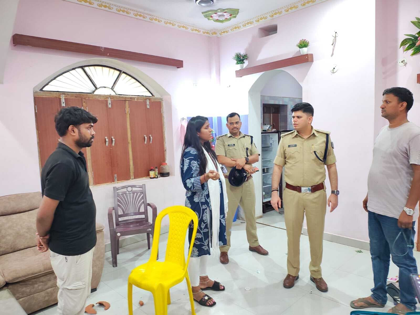 95 लाख के जेवरात व दो लाख नकद पुलिस अधिकारी के बंद घर से चोरी