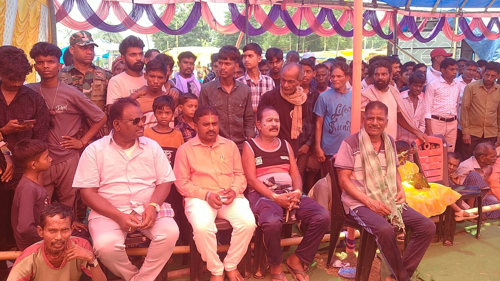 Chaibasa News : सेताहाका गांव में छऊ नृत्य का आयोजन, विधायक सुखराम उरांव हुए शामिल