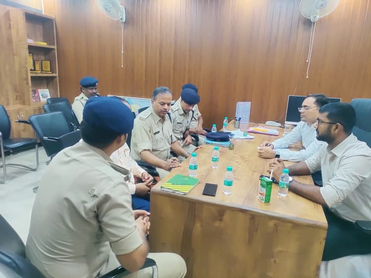 सड़क किनारे ट्रक व बड़ा वाहन खड़ा करने पर लगेगा जुर्माना