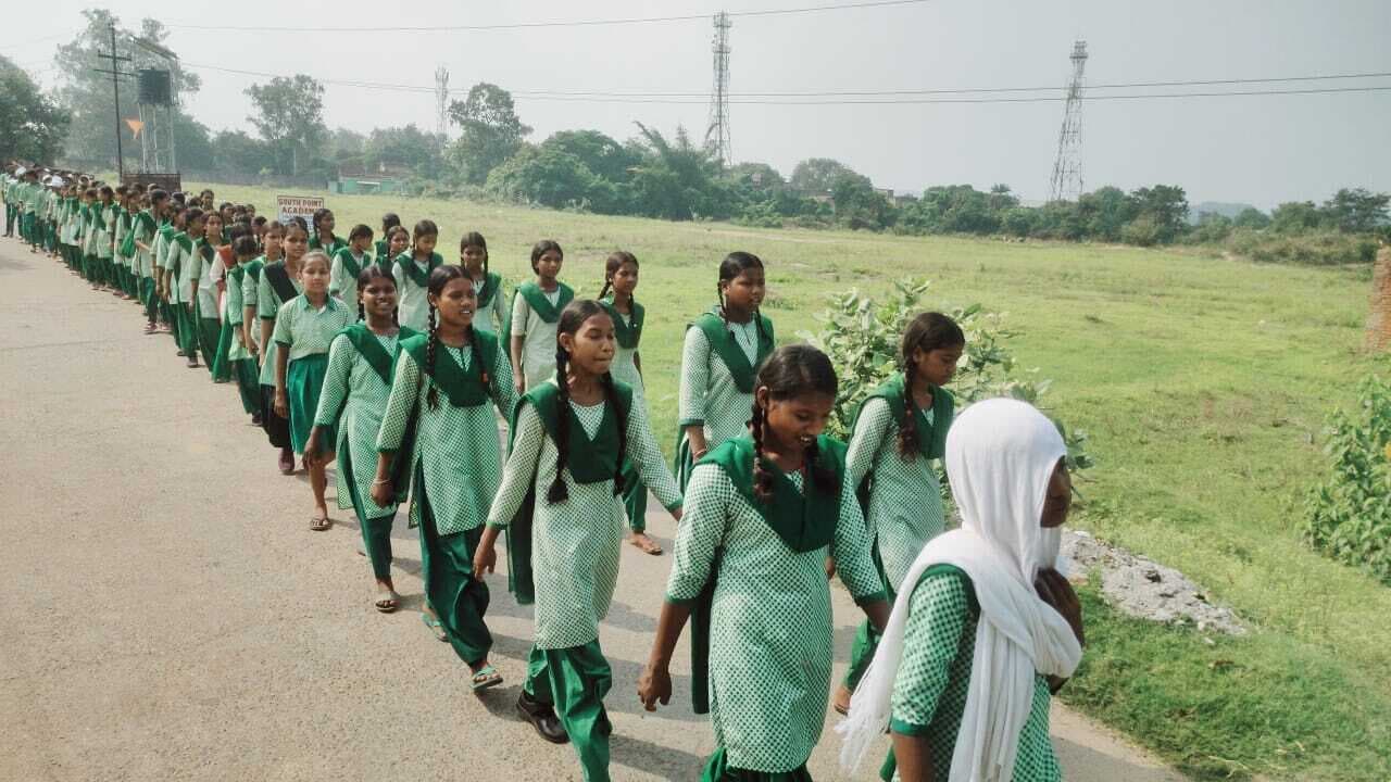 Dhanbad News: मादक पदार्थों के खिलाफ बच्चों ने निकाली जागरूकता रैली