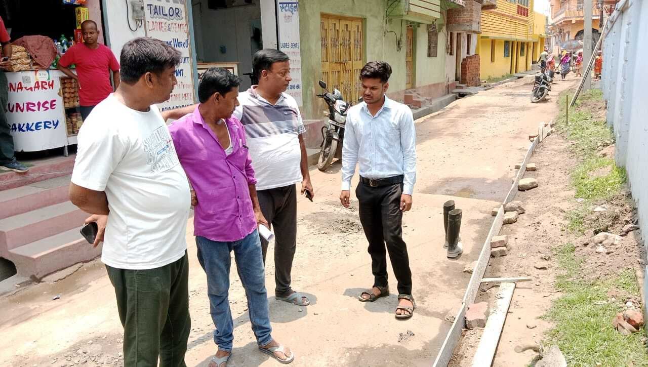 Dhanbad News: ग्रामीणों ने रोका पीसीसी पथ का काम