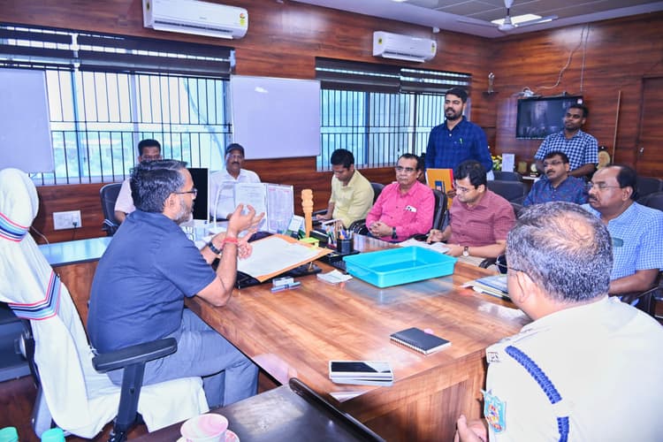 Giridih News: अंतरराष्ट्रीय योग दिवस के सफल संचालन को ले डीसी ने की बैठक