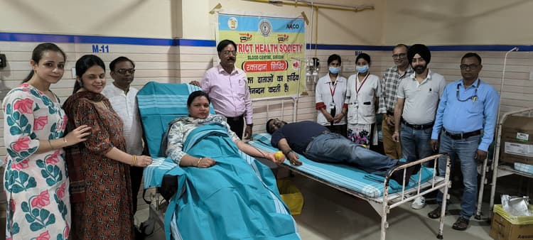 Giridih News: नवजीवन नर्सिंग होम में लगा स्वैच्छिक रक्तदान शिविर