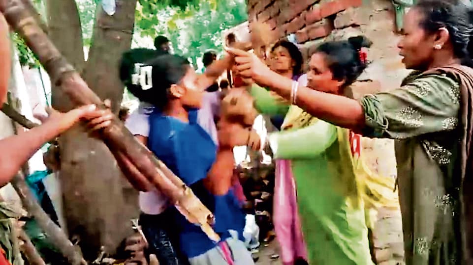 Jamshedpur News : बिष्टुपुर : घर खाली कराने को लेकर मारपीट, बुजुर्ग समेत पांच महिलाएं घायल, हंगामा