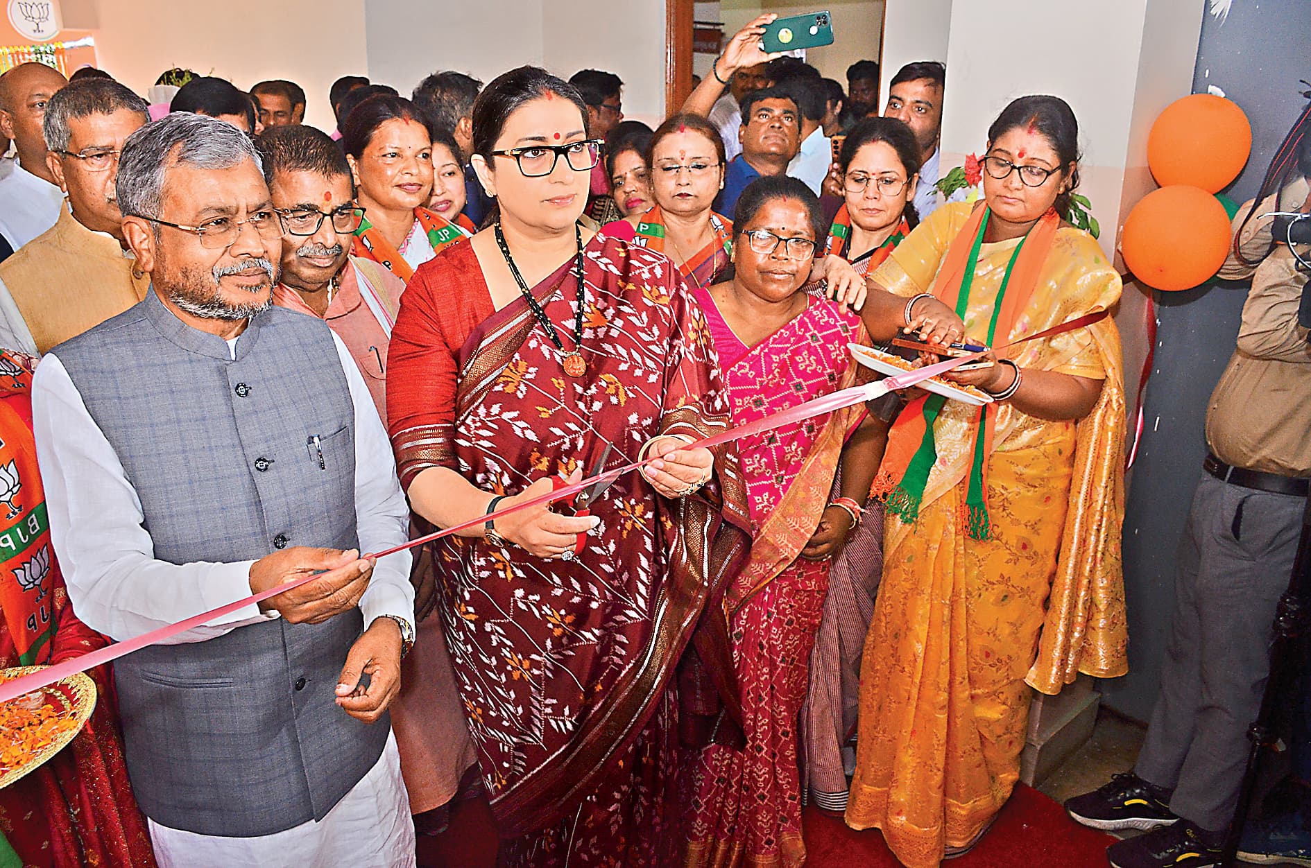 Political news : भारत के रक्षा उपकरणों का निर्यात 34 गुना बढ़ा : स्मृति ईरानी