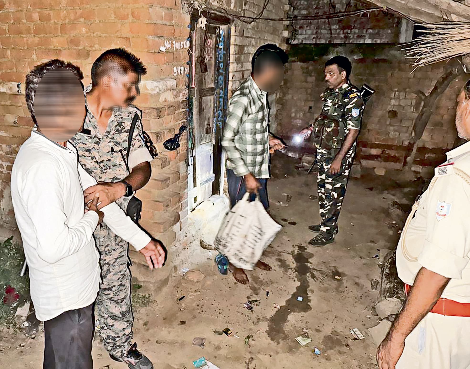 Dhanbad News : सड़क पर शराब पीने वाले और बिना कारण मजमा लगाने वालों के खिलाफ दूसरे दिन भी चला अभियान