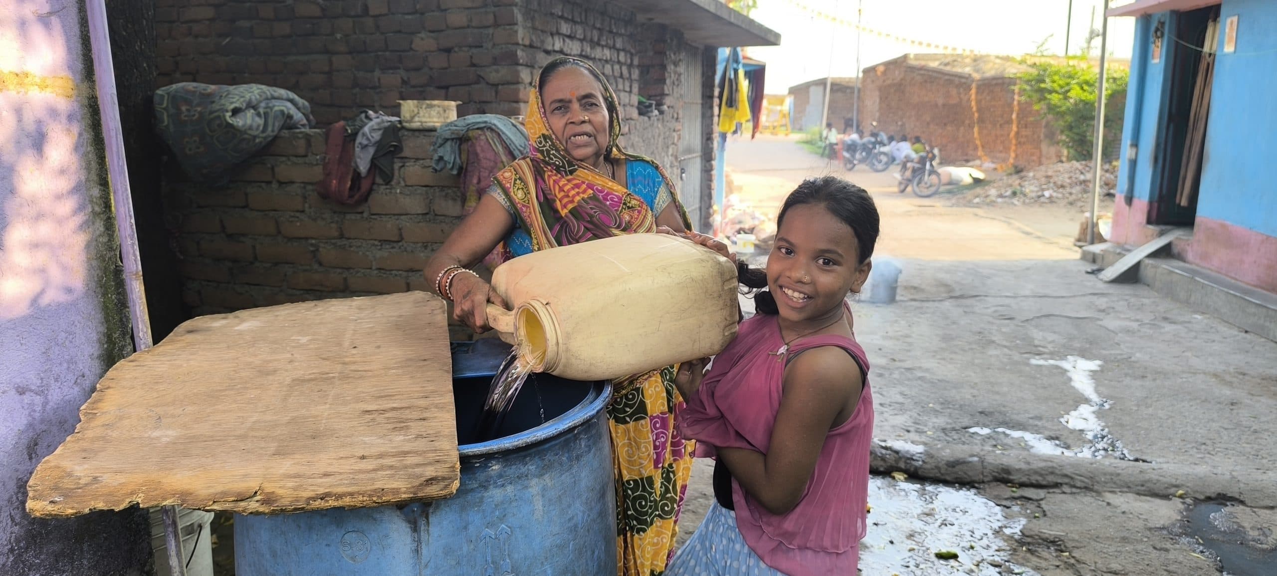 Giridih News: वार्ड नंबर 18 में पेयजल संकट गहराया, बिजली की अनियमित आपूर्ति से परेशानी