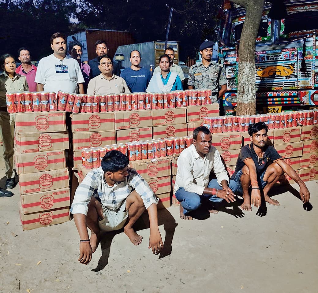 Patna News : ट्रक के ऊपर बने तहखाने से 50 कार्टन विदेशी शराब जब्त