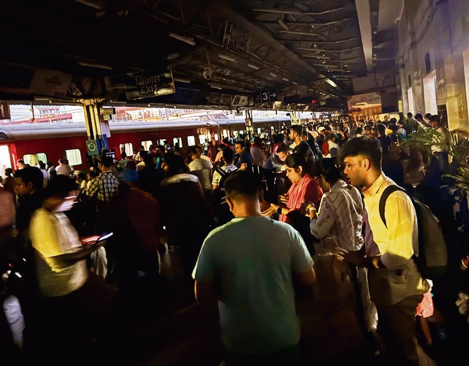 Patna News : वायर बंडलों में लगी आग, 20 मिनट अंधेरे में रहा पटना जंक्शन