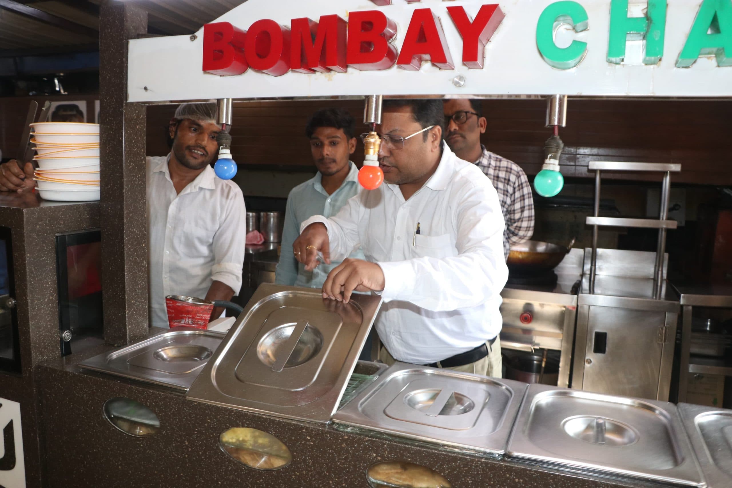 Dhanbad News : होटल में खाने में पड़ा मिला कॉकरोच, जांच करने पहुंचे अधिकारी