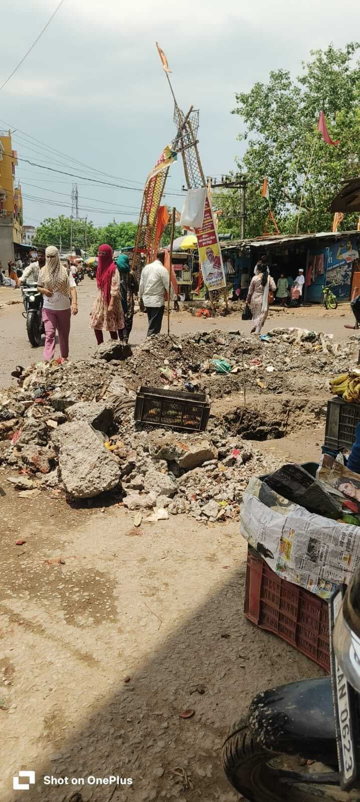 नाला निर्माण के लिए तोड़ी गयी सड़क, नहीं हटाया गया मलबा