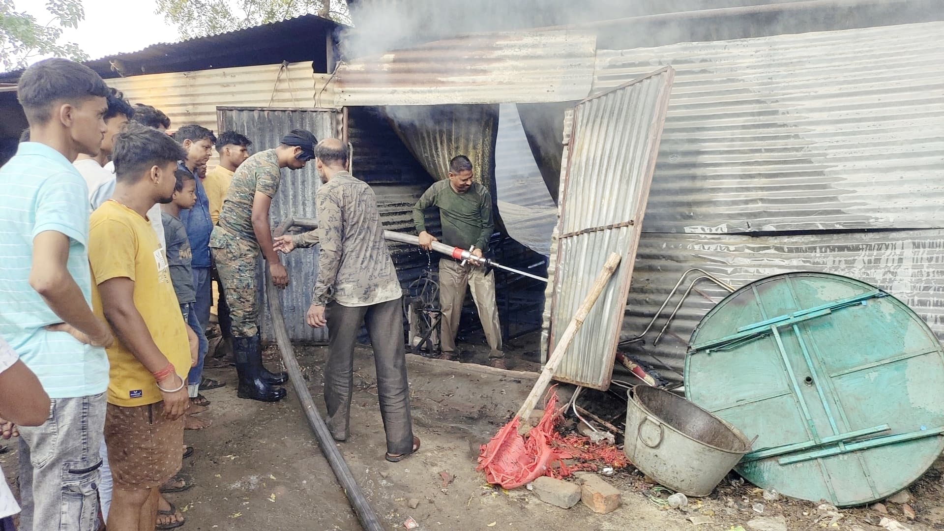 टेंट गोदाम में लगी आग, 10 लाख से अधिक का हुआ नुकसान