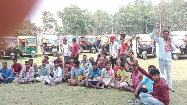 बस स्टैंड संचालक के विरोध में टेम्पो चालकों की हड़ताल