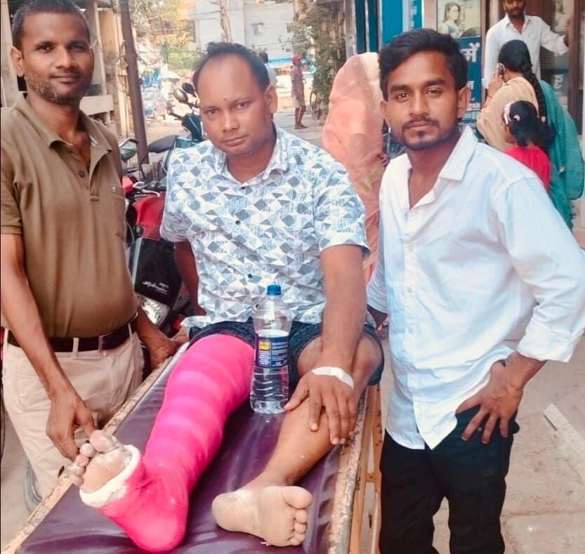 सड़क हादसे में युवक घायल, इलाज के लिए पटना रेफर, बच्चे को बचाने के प्रयास में बाइक से गिरा