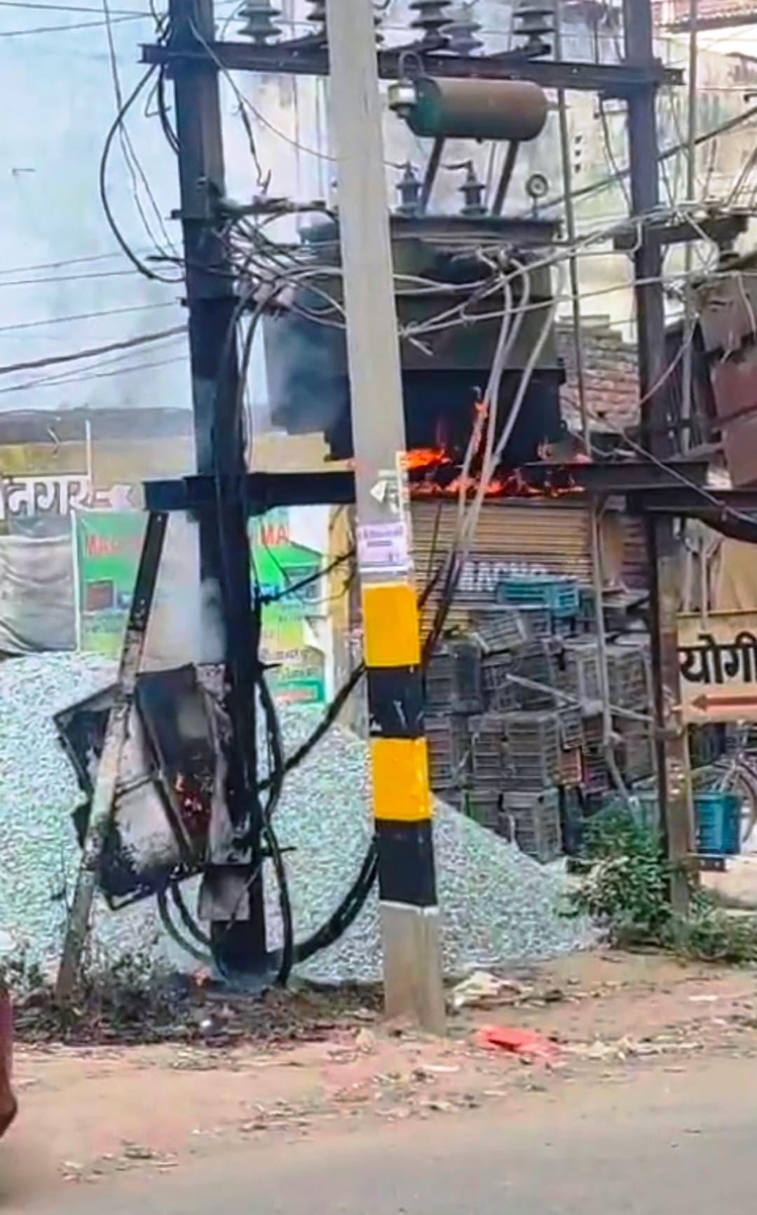 ट्रांसफाॅर्मर में लगी आग, काफी देर तक मची रही अफरा-तफरी