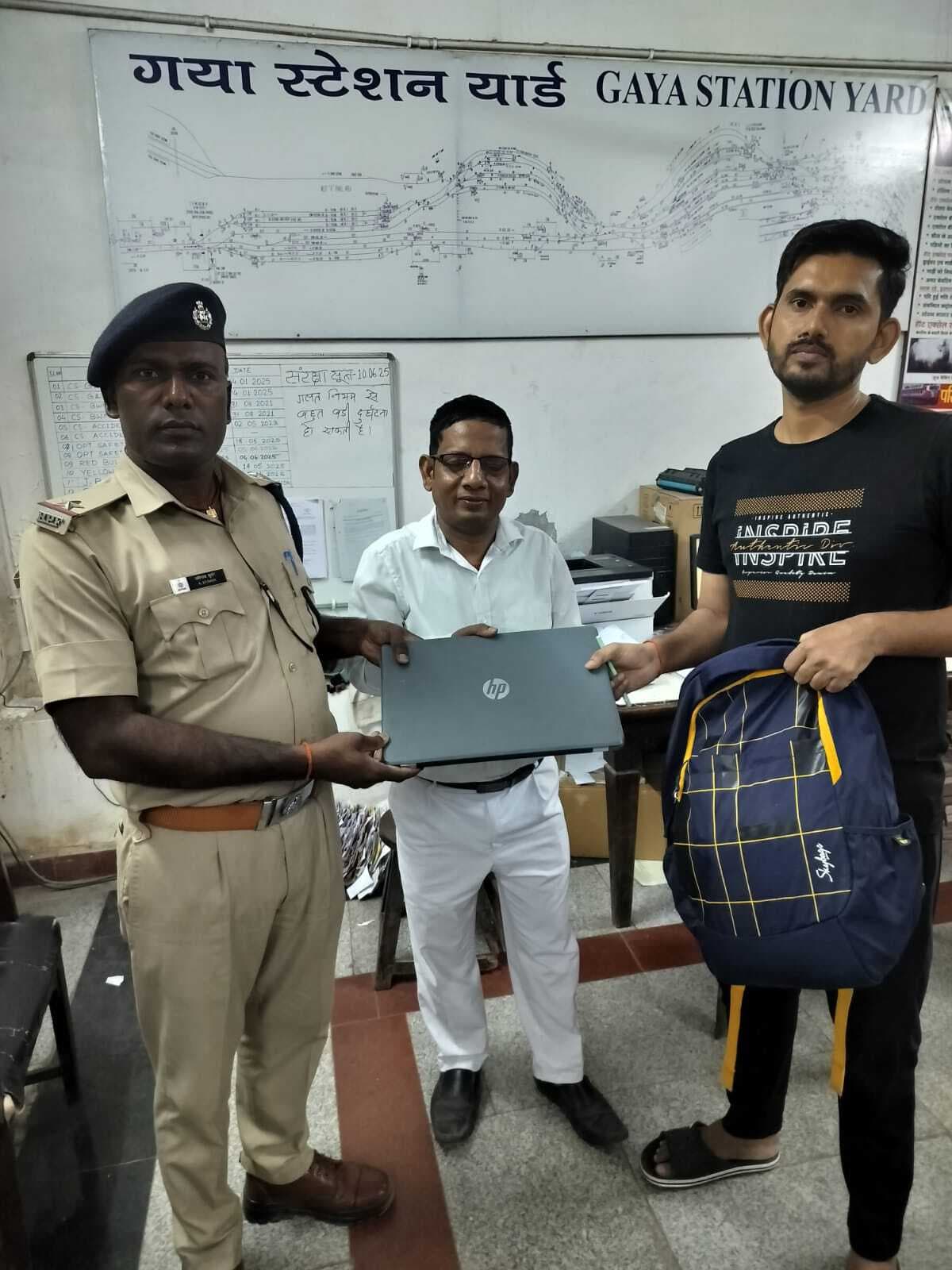लैपटॉप बरामद कर यात्री को लौटाया