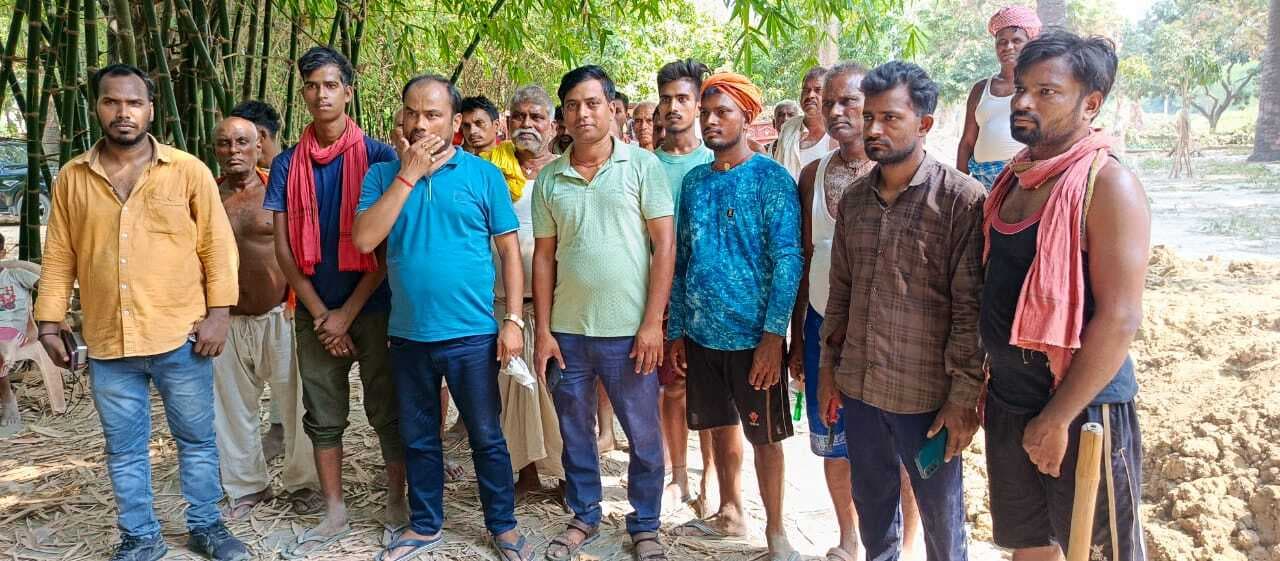 hajipur news. दलित बस्ती में सड़क के लिए लोगों ने दान की जमीन