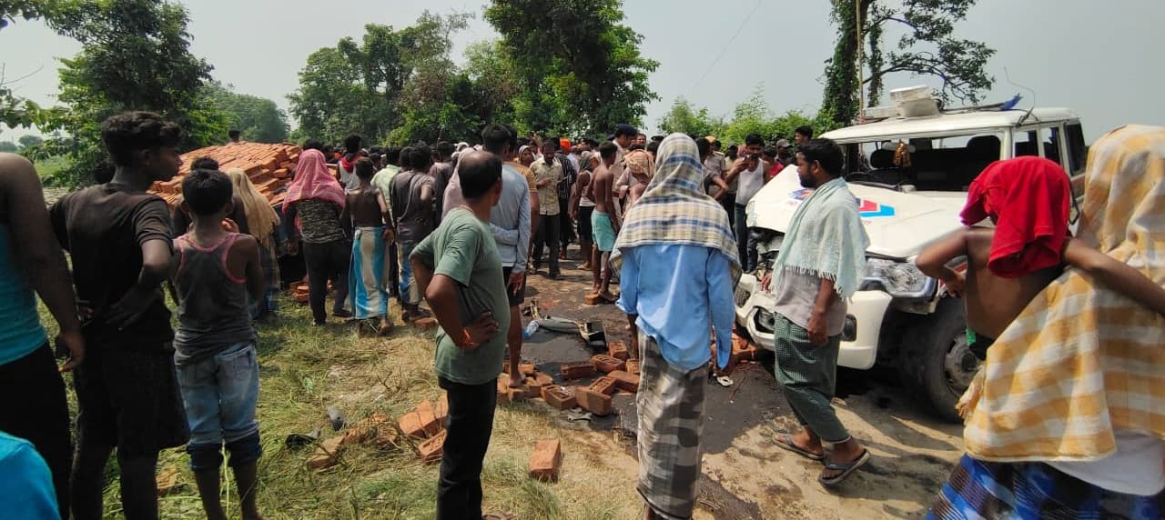 सड़क हादसे के बाद उग्र भीड़ ने डायल 112 वाहन में की तोड़फाेड़, बेलौरी-सोनौली मार्ग को किया जाम