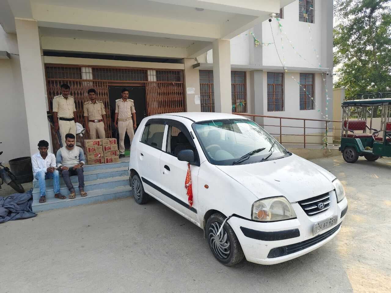 यूपी से शराब की खेप लेकर सीवान जा रहे दो तस्कर गिरफ्तार, सेंट्राे कार जब्त, पांच लाख से अधिक की व्हिस्की हुई बरामद