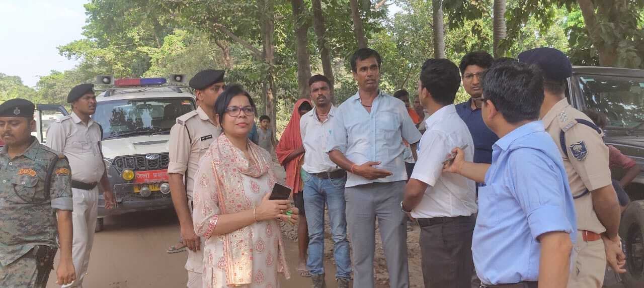 hajipur news. बाढ़ निरोधी कार्य में किसी भी तरह की लापरवाही व समझौता बर्दाश्त नहीं : डीएम